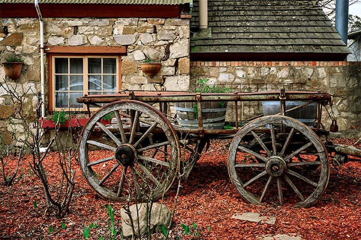 5 AWESOME ROAD TRIPS FROM ADELAIDE 3 carriage outside a hahndorf cottage